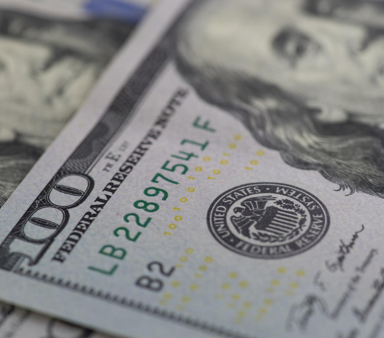 مع إغلاق البورصة.. انخفاض طفيف بأسعار صرف الدولار في العراق