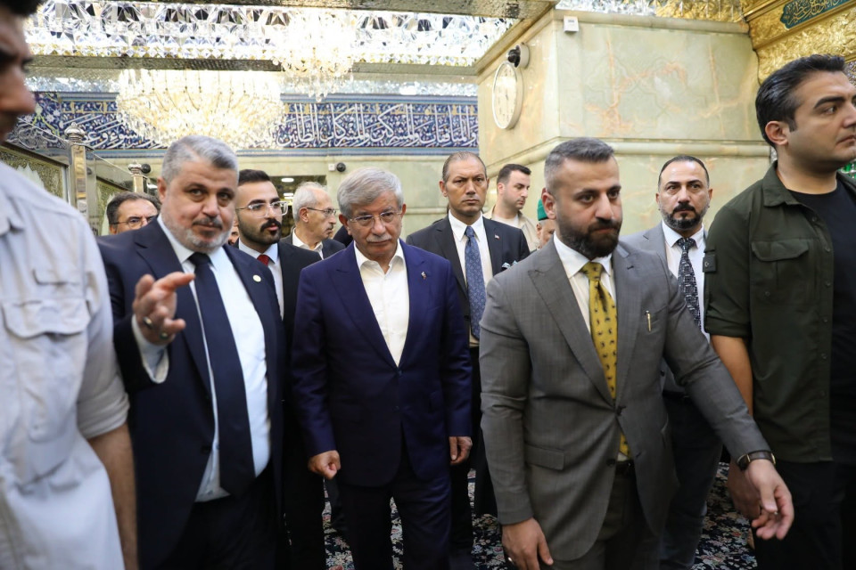 رئيس الوزراء التركي الأسبق أحمد داود أوغلو في رحاب مرقد الامام الحسين (عليه السلام)