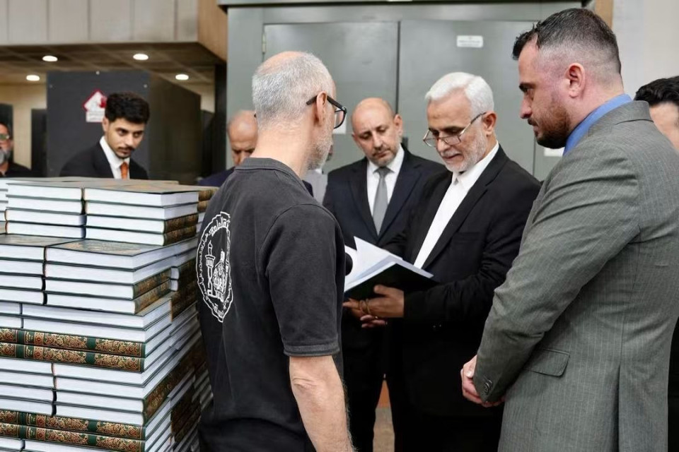 اطلع على مراحل طباعة القرآن الكريم.. رئيس ديوان الوقف الشيعي يشيد بالجهود والامكانات الكبيرة التي تعمل بها "دار الوارث للطباعة والنشر"