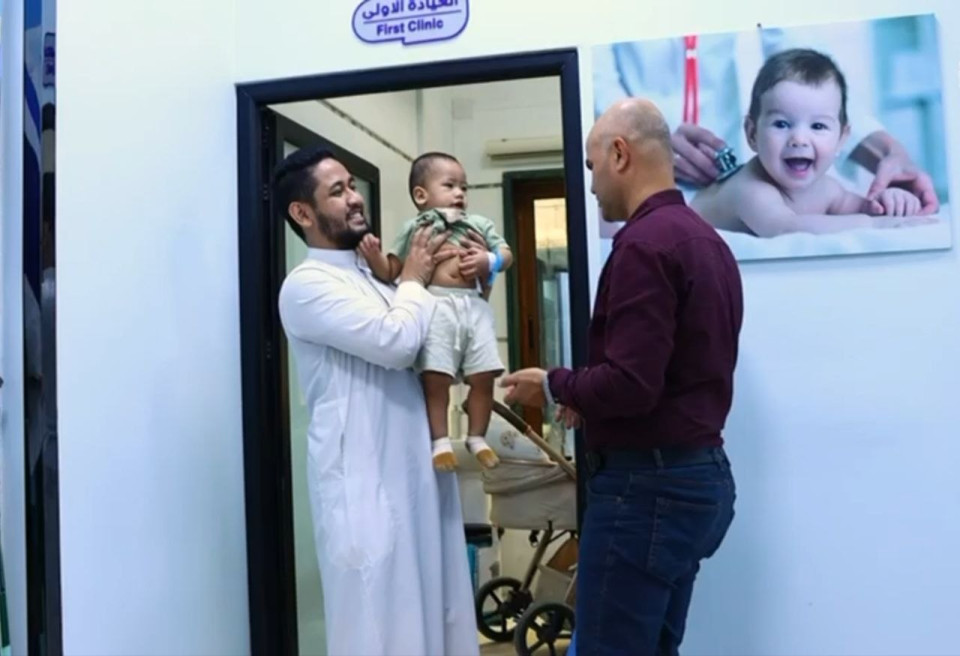 في مركز الهادي لاعتلال العضلات:العتبة الحسينية تعالج طفلا اندونيسيا مجانا من اعوجاج القدم الخلقي