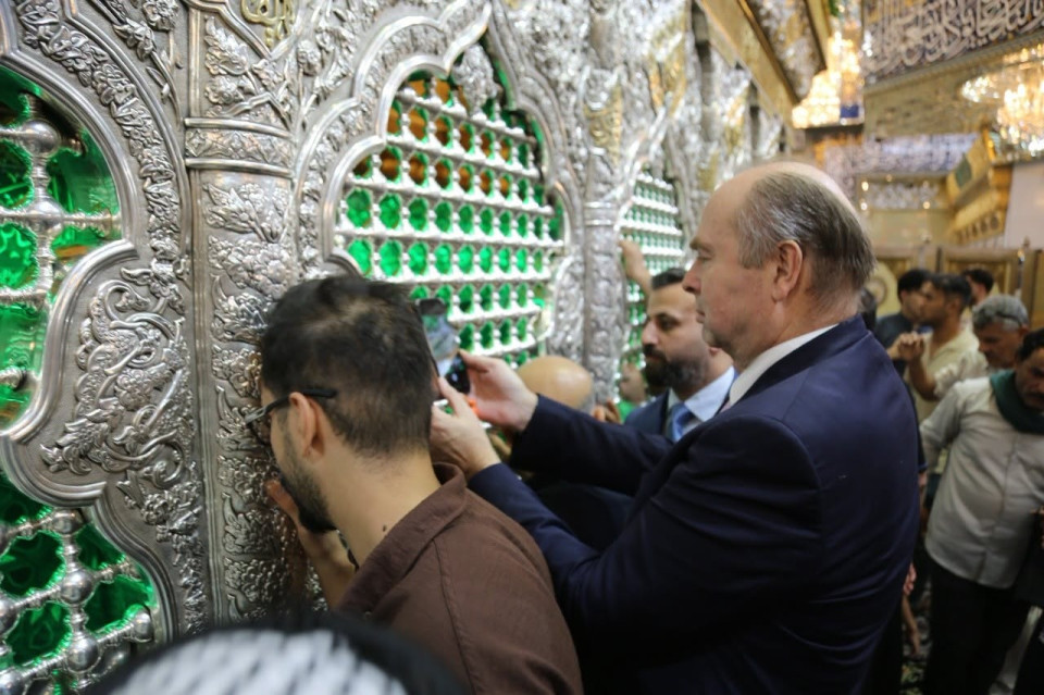 السفير النمساوي لدى العراق يزور مرقد الإمام الحسين (عليه السلام)
