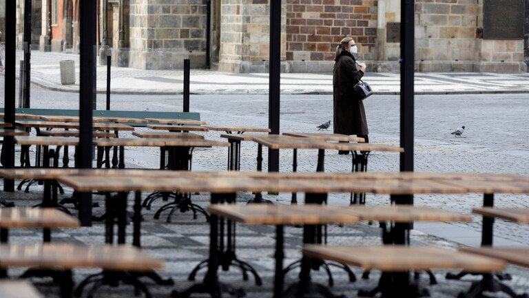 وسط ارتفاع غير مسبوق في وتيرة تفشي الوباء.. كورونا يصيب أرفع مسؤول تشيكي معني بمحاربته