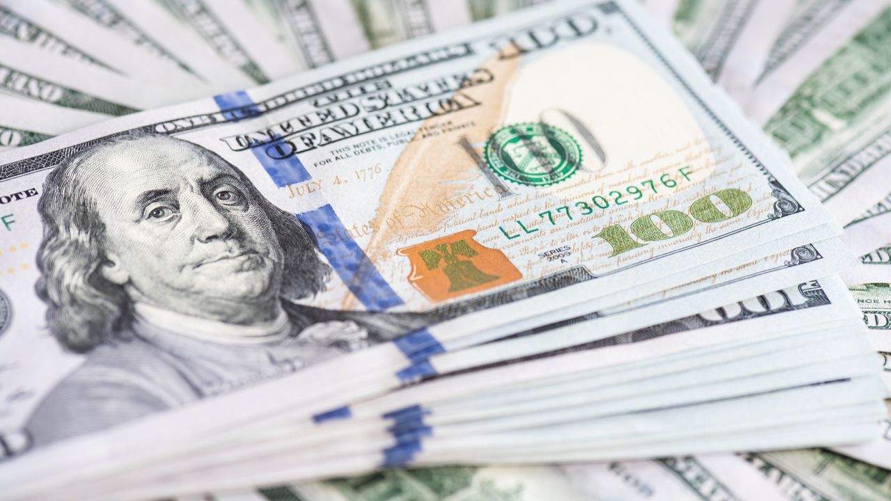 عضو بالمالية النيابية يكشف عن أسباب أدت لارتفاع سعر صرف الدولار