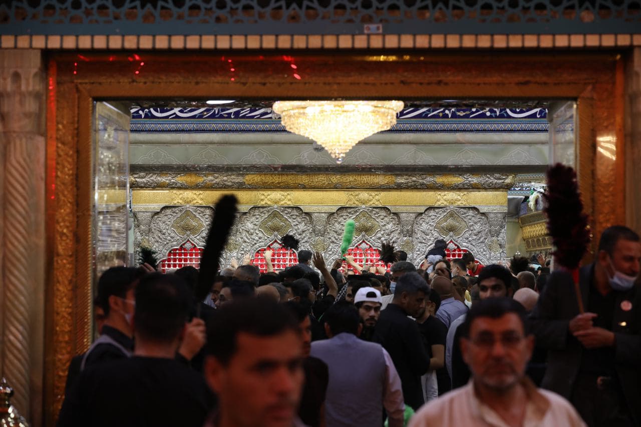 بالصور.. احياء ليلة القدر في مرقد الامام الحسين (ع) بكربلاء