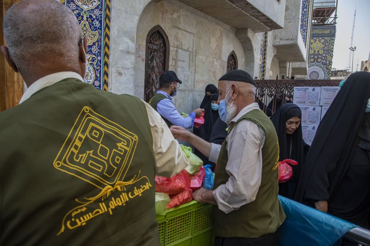 وفق اجراءات صحية صارمة.. مضيف الامام الحسين (ع) يقدم اكثر من 11 الف وجبة الى زوار كربلاء (فيديو)