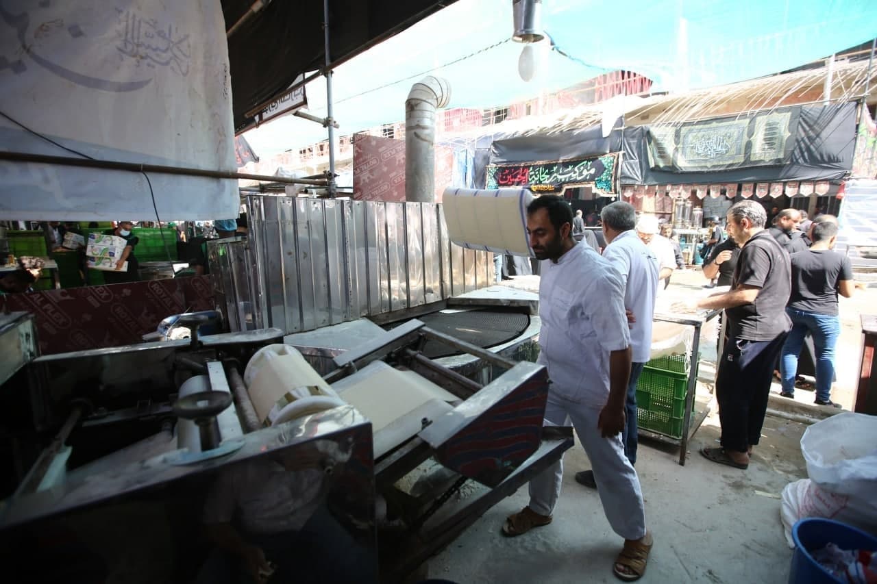 رصت بشكل منتظم حول صحن العقيلة.. مواكب تطعم الزوار بنكهات ايرانية (تقرير مصور)