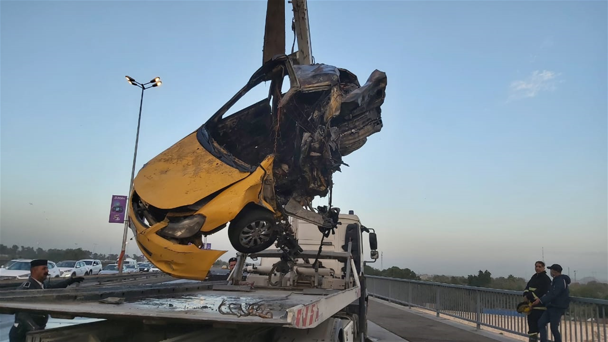 بغداد.. انتشال جثة سائق بعد اصطدام عجلتين اعلى جسر الجادرية (صور)