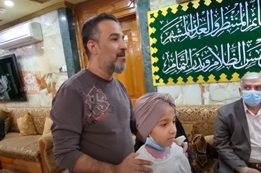 اب لطفلة مصابة بالسرطان يروي قصته لممثل المرجع السيستاني وما حدث معها في مؤسسة وارث لعلاج الأورام (فيديو)