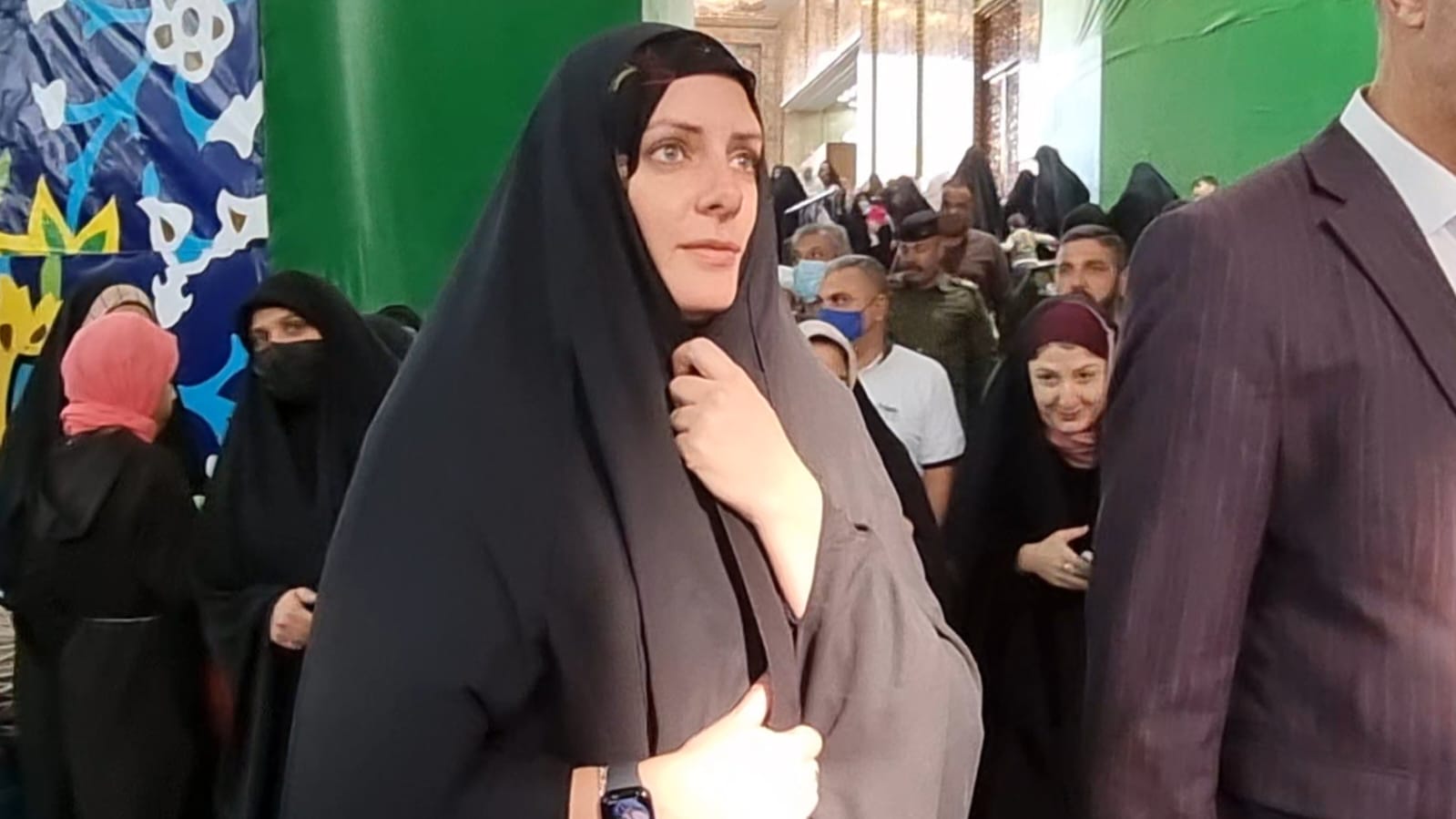 مسؤولة في بعثة الأمم المتحدة تزور مرقد الامام الحسين (ع) في كربلاء (فيديو)