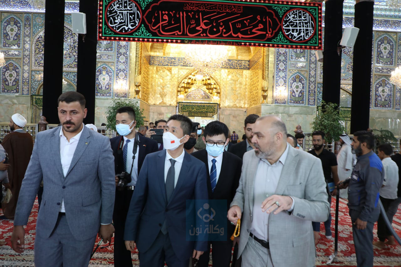 السفير الصيني في مرقد الامام الحسين (ع) ويشيد بعمليات العمران (فيديو)