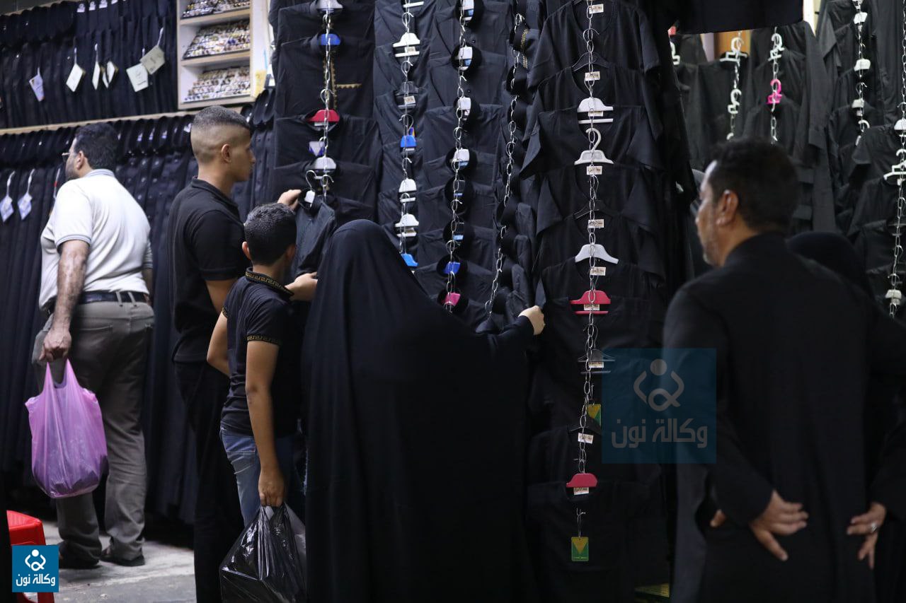 في شهر محرم.. لوحات حزينة سوداء ترسمها محال الملابس في كربلاء (صور)