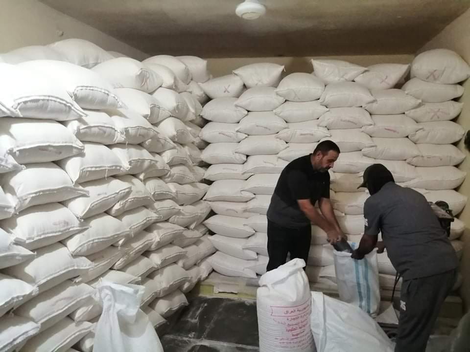 الكاظمي يوجه بتوزيع وجبة من الطحين والسلة الغذائية في كربلاء المقدسة