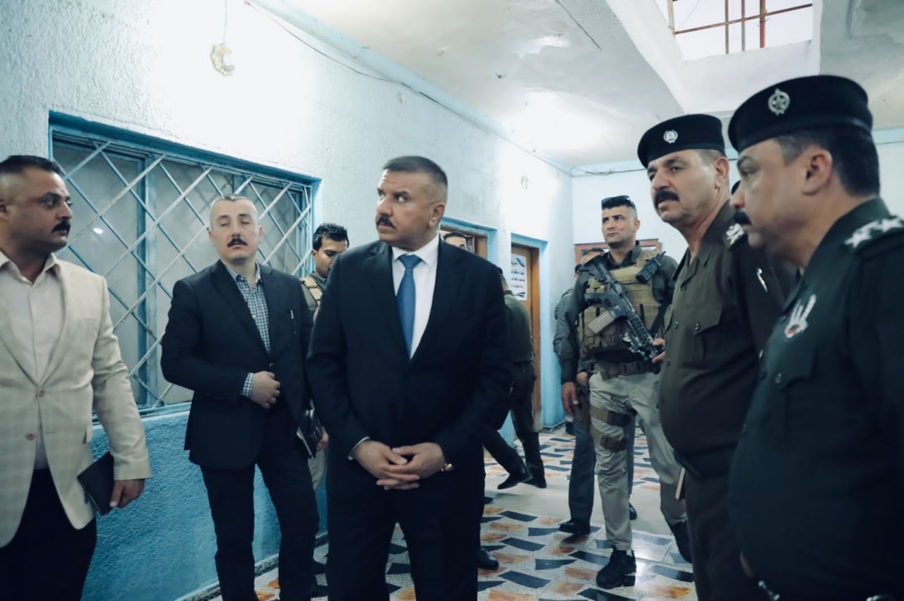 شملت المرور ومكافحة المخدرات.. وزير الداخلية يجري تغييرات واسعة في البصرة