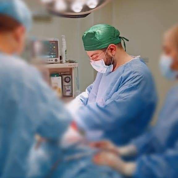 فريق طبي  ينجح بإجراء عملية طارئة لشاب يعاني من نزف شديد بعد اصابته بسكين