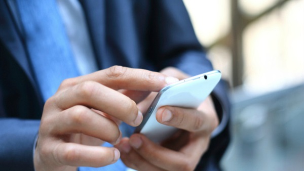 كورونا يعيش على سطح هاتفك 4 أيام