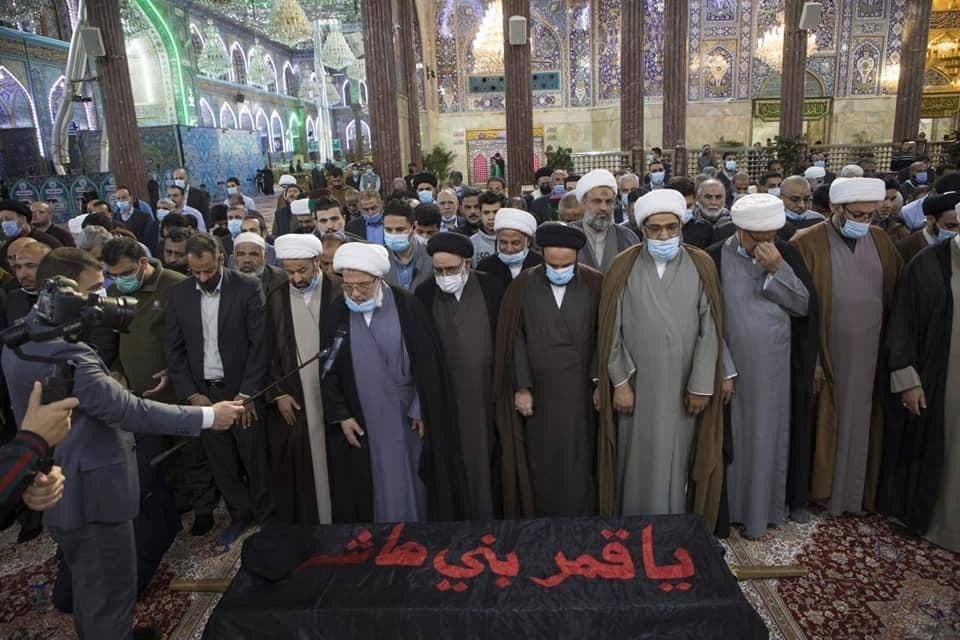 كربلاء:ممثل السيستاني يصلي على جثمان اية الله المرعشي في صحن الامام الحسين (مصور)