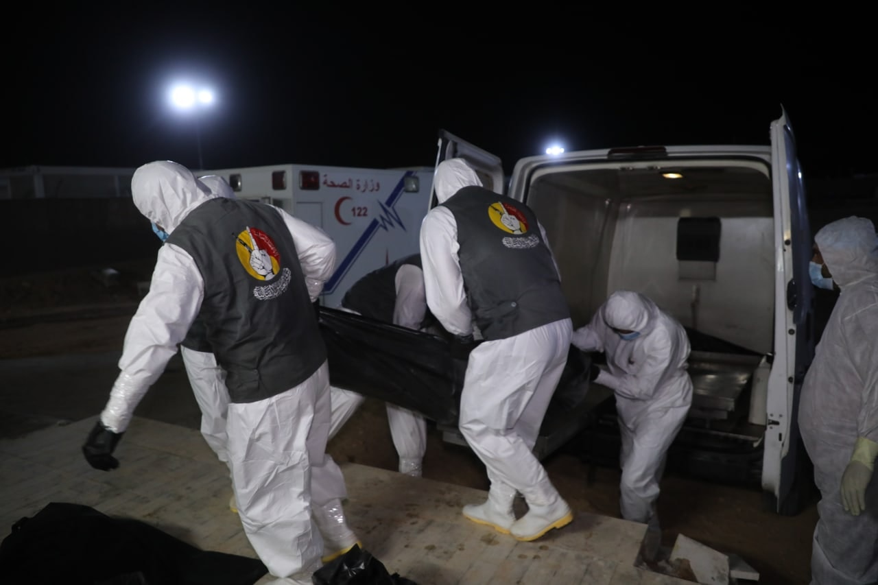 وفاة زائرة هندية بكربلاء بسبب كورونا وفرقة العباس تتكفل بتجهيزها ودفنها بالصور