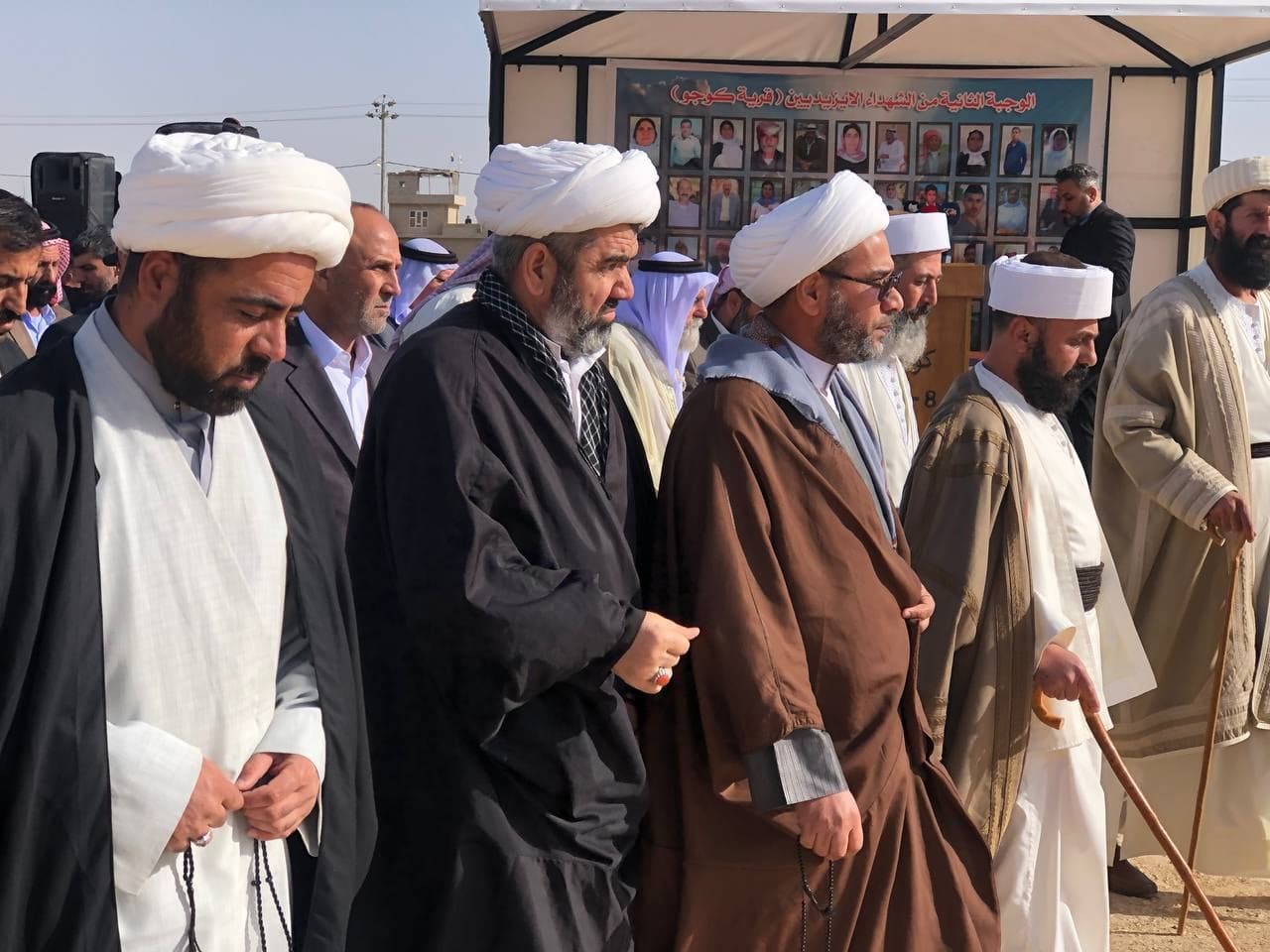 بالصور:العتبة الحسينية تشارك بتشييع ودفن جثامين 41 ايزيديا قتلهم داعش الارهابي عام 2014