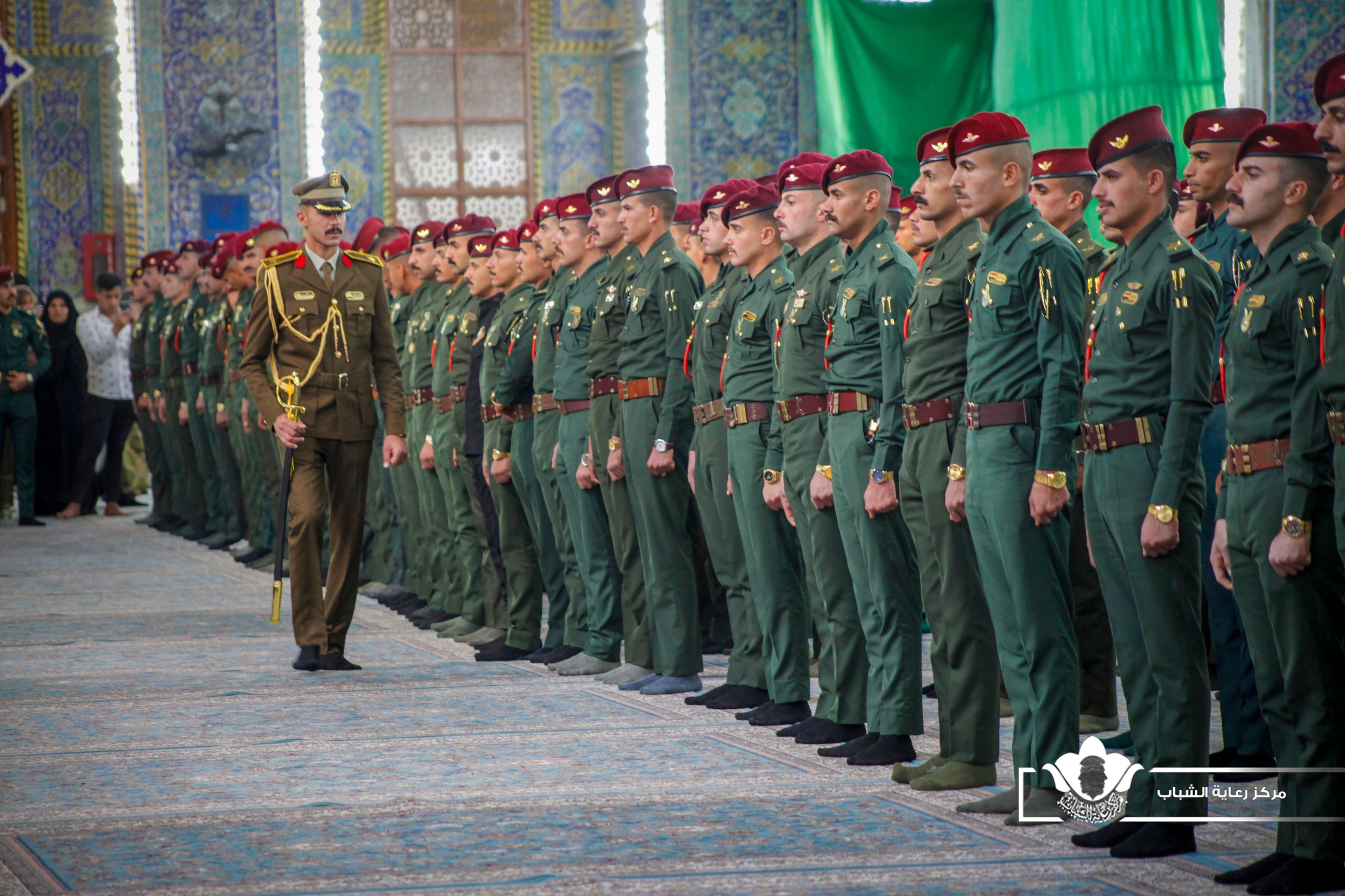 ضباط عراقيون جدد يؤدون تحية العهد والولاء لخدمة العراق أمام مرقد الإمام الحسين (عليه السلام)...مصور