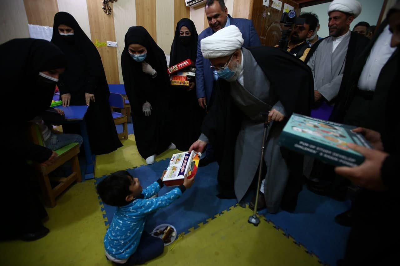 مركز قيد الانشاء ومكافآت وهدايا ..ممثل السيد السيستاني يقضي ساعات بين اطفال التوحد في البصرة(مصور)