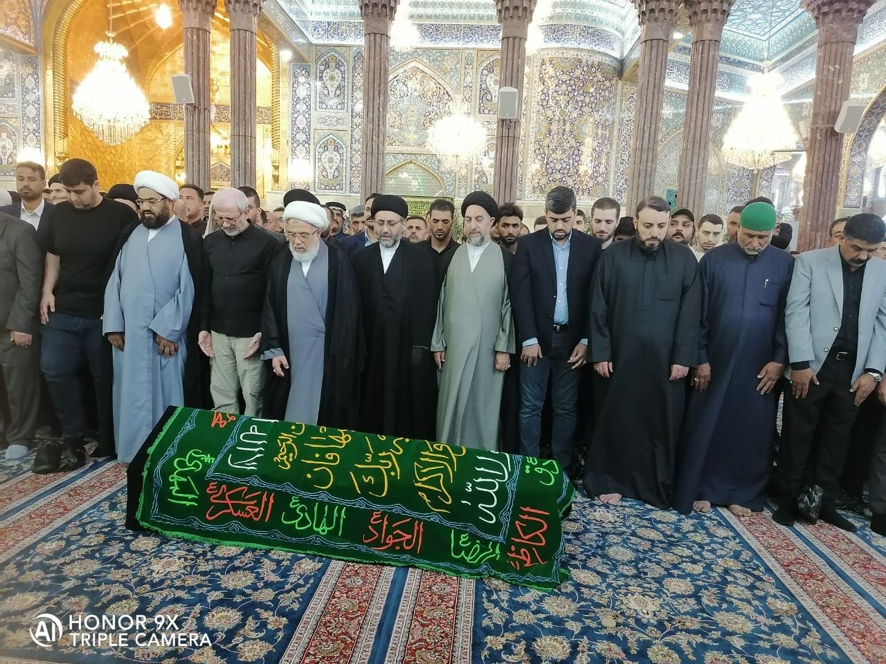 الشيخ عبد المهدي الكربلائي يصلى على جثمان السيد صادق الحكيم