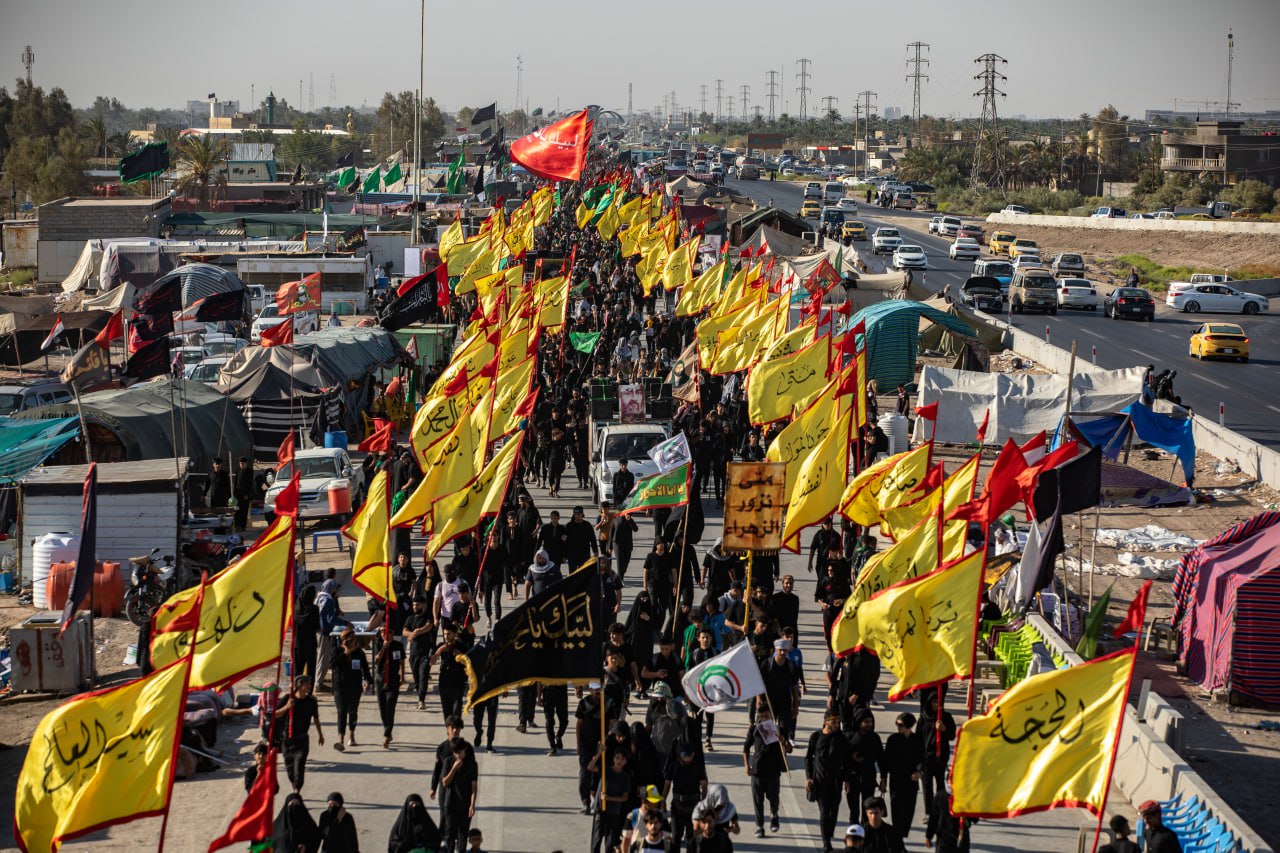 شاهد: عدسة وكالة نون الخبرية ترافق زوار الاربعين من جنوب العراق باتجاه كربلاء