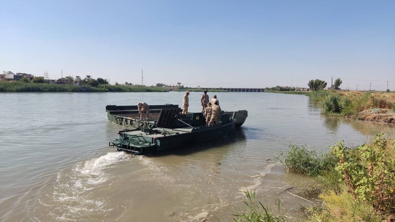 لتحقيق الانسيابية بحركة الزائرين.. القوات الأمنية تنصب جسر عائم في سامراء