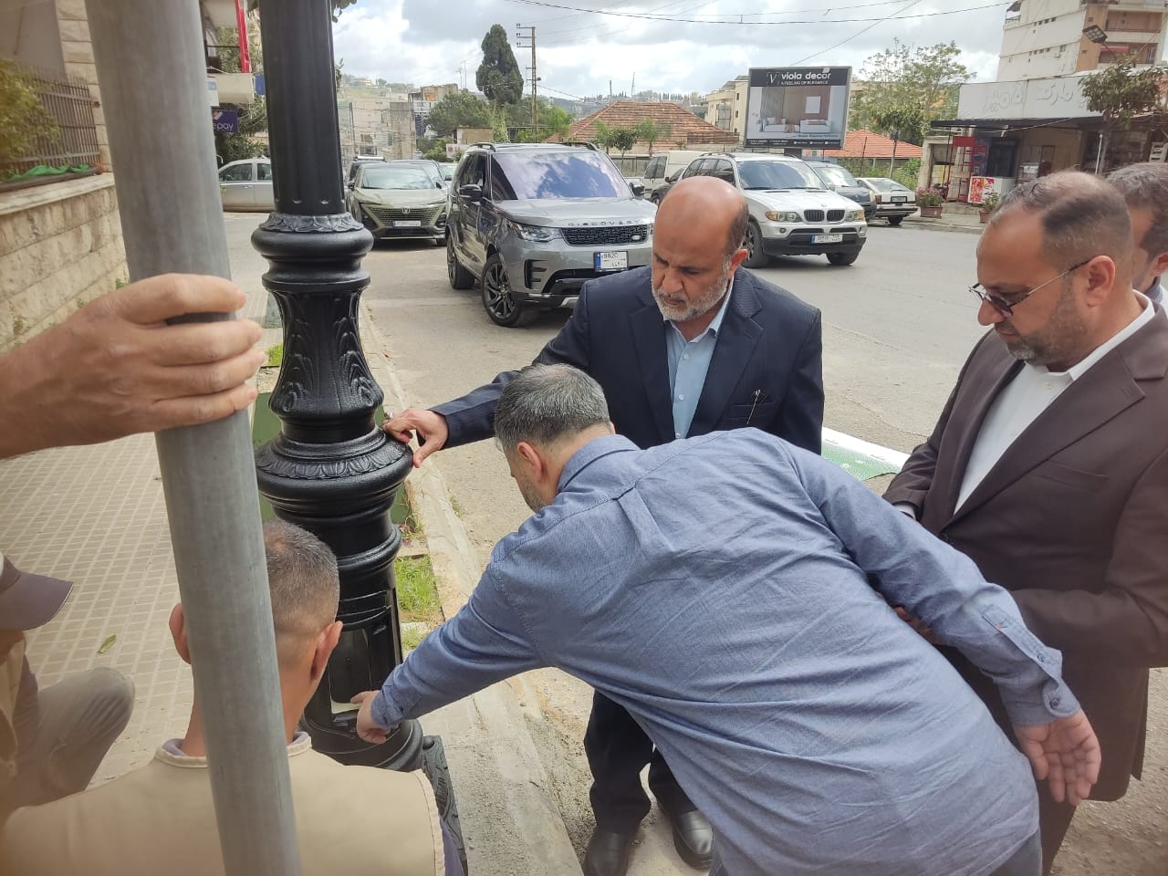 بطريق طوله 1500 متر.. العتبة الحسينية المقدسة تنصب اول عامود إنارة بمدخل مدينة النبطية في لبنان (صور)