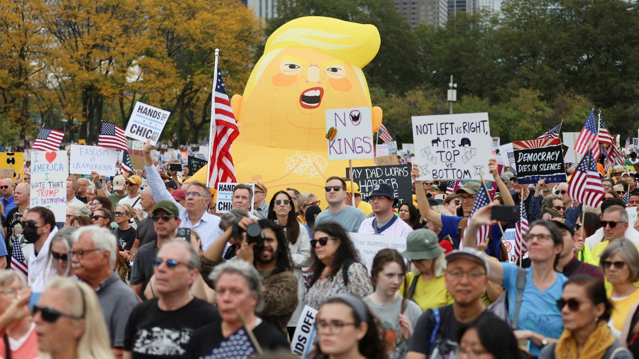 "لا ملوك".. موجة احتجاجية عارمة تعم المدن الأمريكية رفضاً لسياسات ترامب