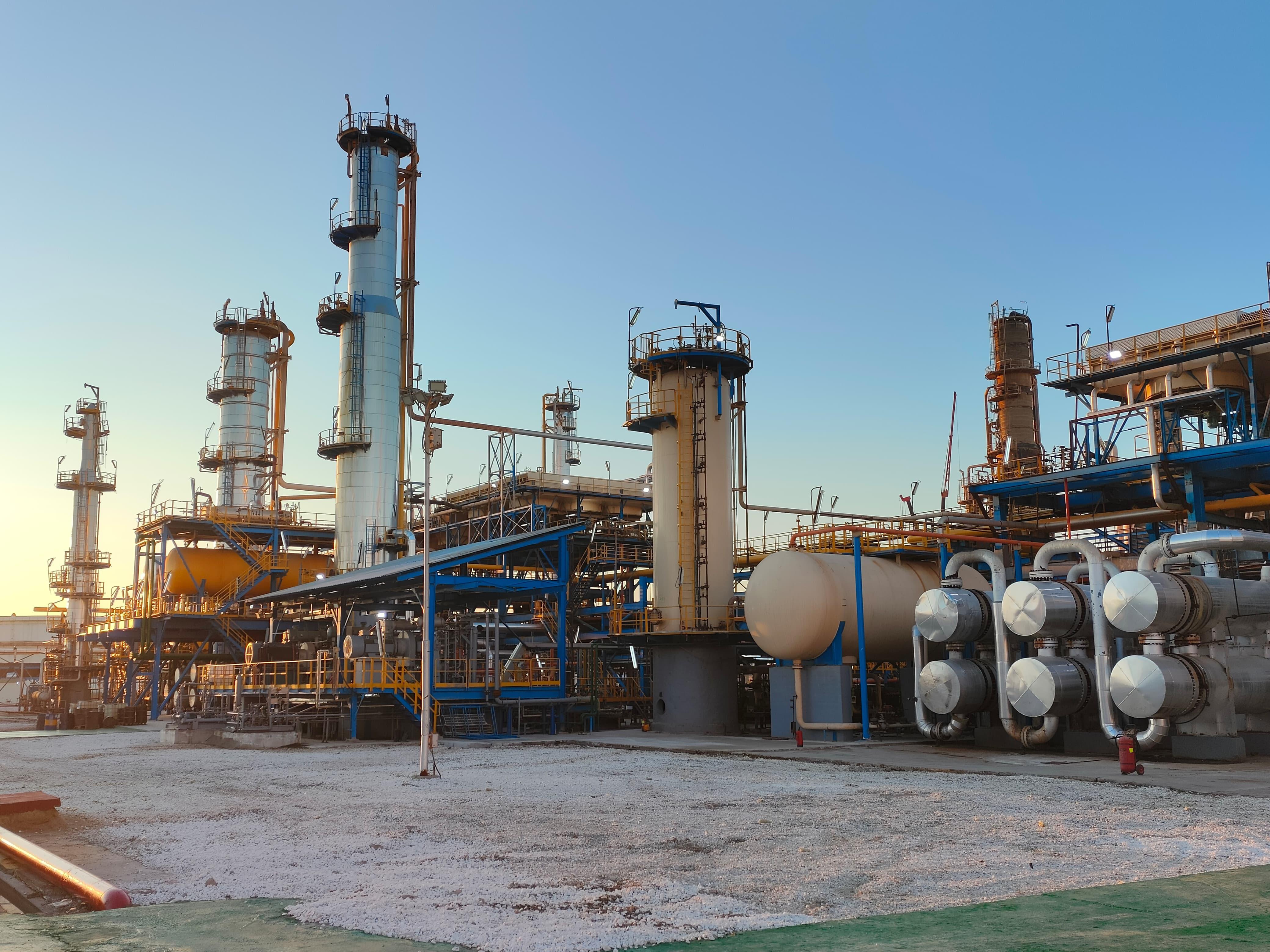 مخاوف الإمداد من روسيا وفنزويلا تدفع أسعار النفط للصعود لأعلى مستوى في أسبوع