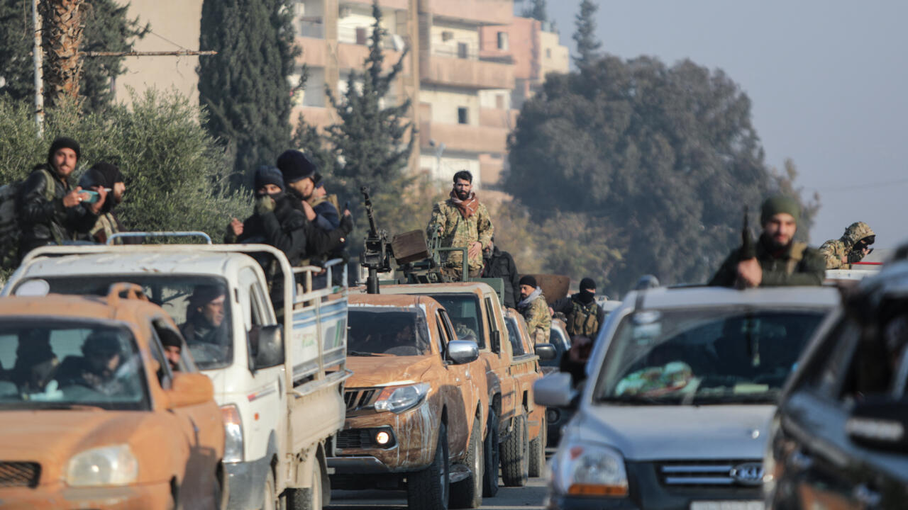 بأسلحة نارية وأسلوب عنيف.. عمليات سلب ونهب ترهب العلويين في سوريا