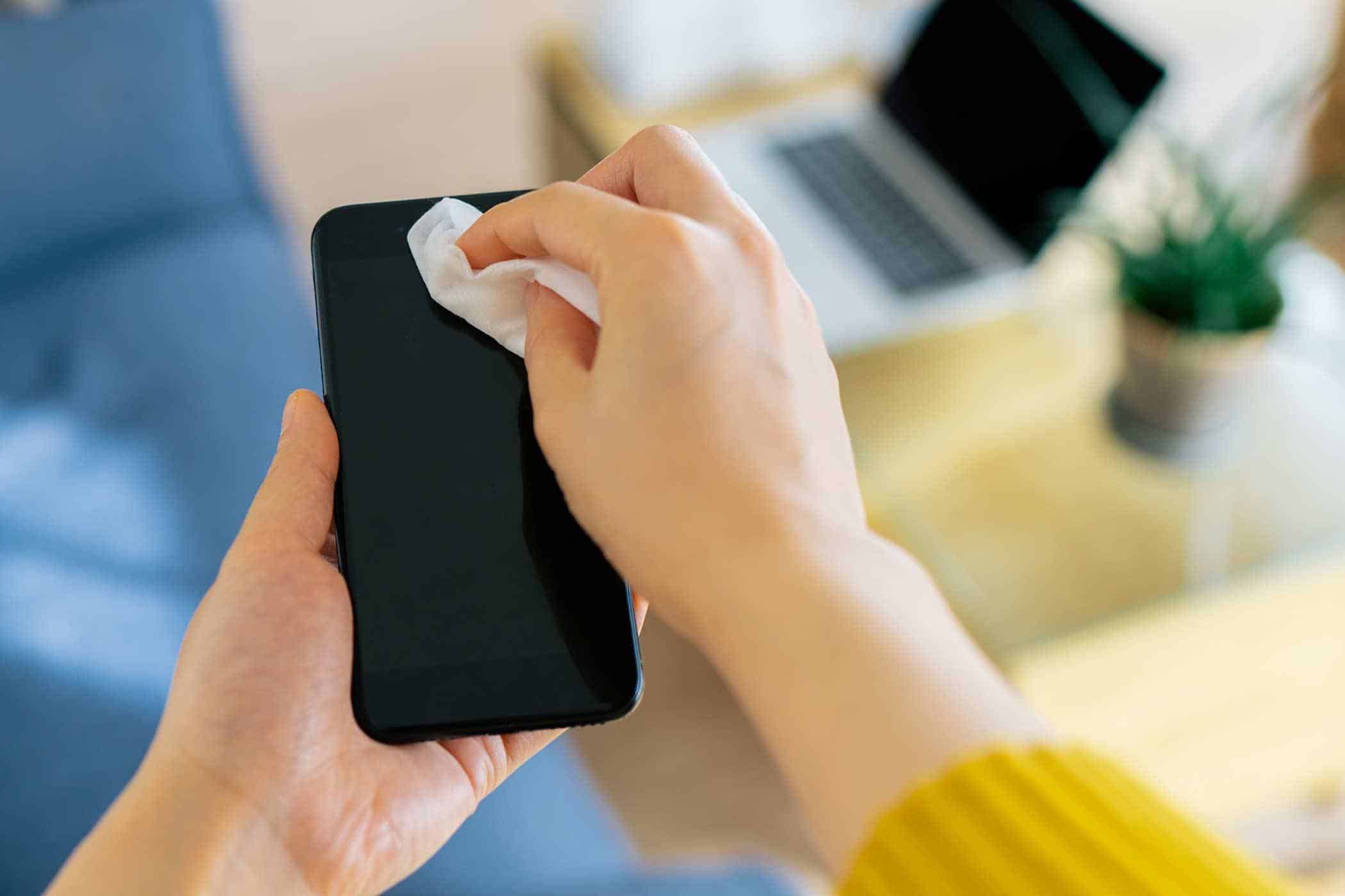 دليل شامل لتنظيف الهواتف الذكية