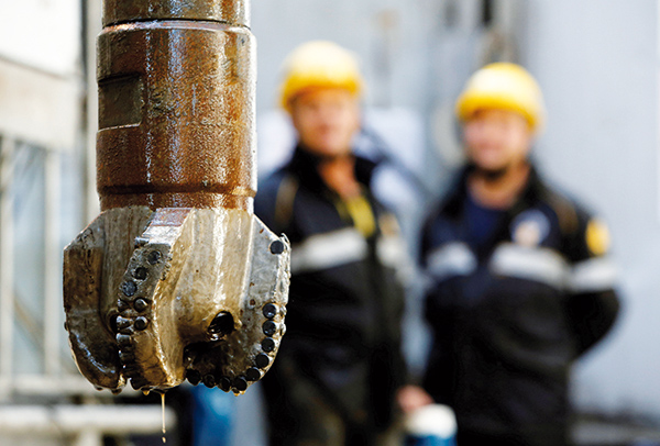 برنت يقفز فوق 64 دولاراً.. العقوبات الأمريكية والهجمات الأوكرانية تشعل أسواق النفط