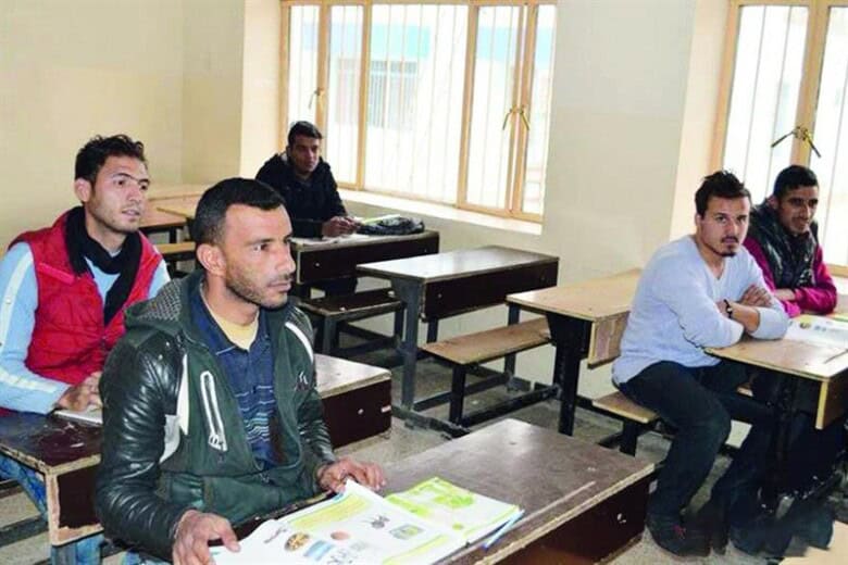 مدارس التعليم المسرع: السماح للشباب حتى 22 عاماً بالعودة إلى مقاعد الدراسة