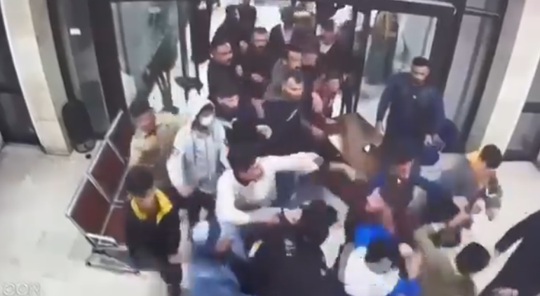 صلاح الدين.. مرافقو مريض يعتدون بالضرب على كادر مستشفى حكومي (فيديو)