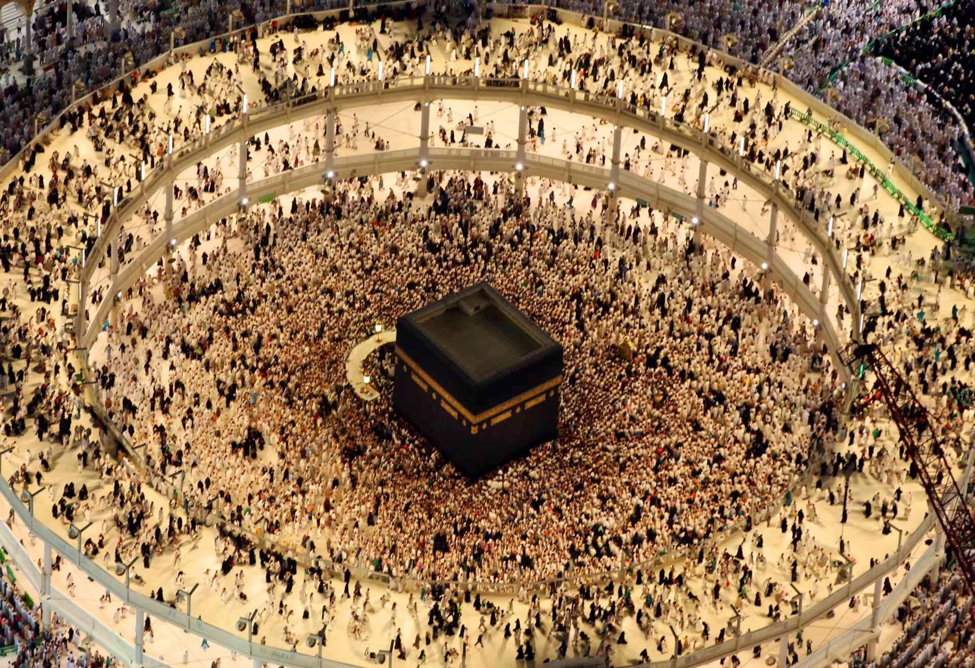 السعودية.. انتحار شخص داخل المسجد الحرام (فيديو)