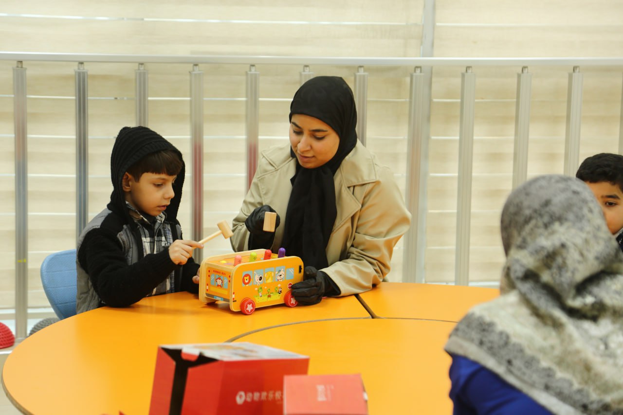 في كربلاء المقدسة.. العتبة الحسينية تعالج الطفل "علي" من محافظة الانبار منذ سنتين (صور)