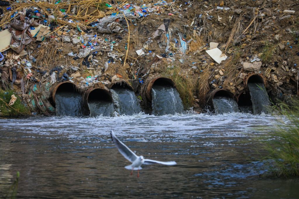 الأنهار في العراق.. مصبات مجانية للمخلفات ومياه الصرف الصحي