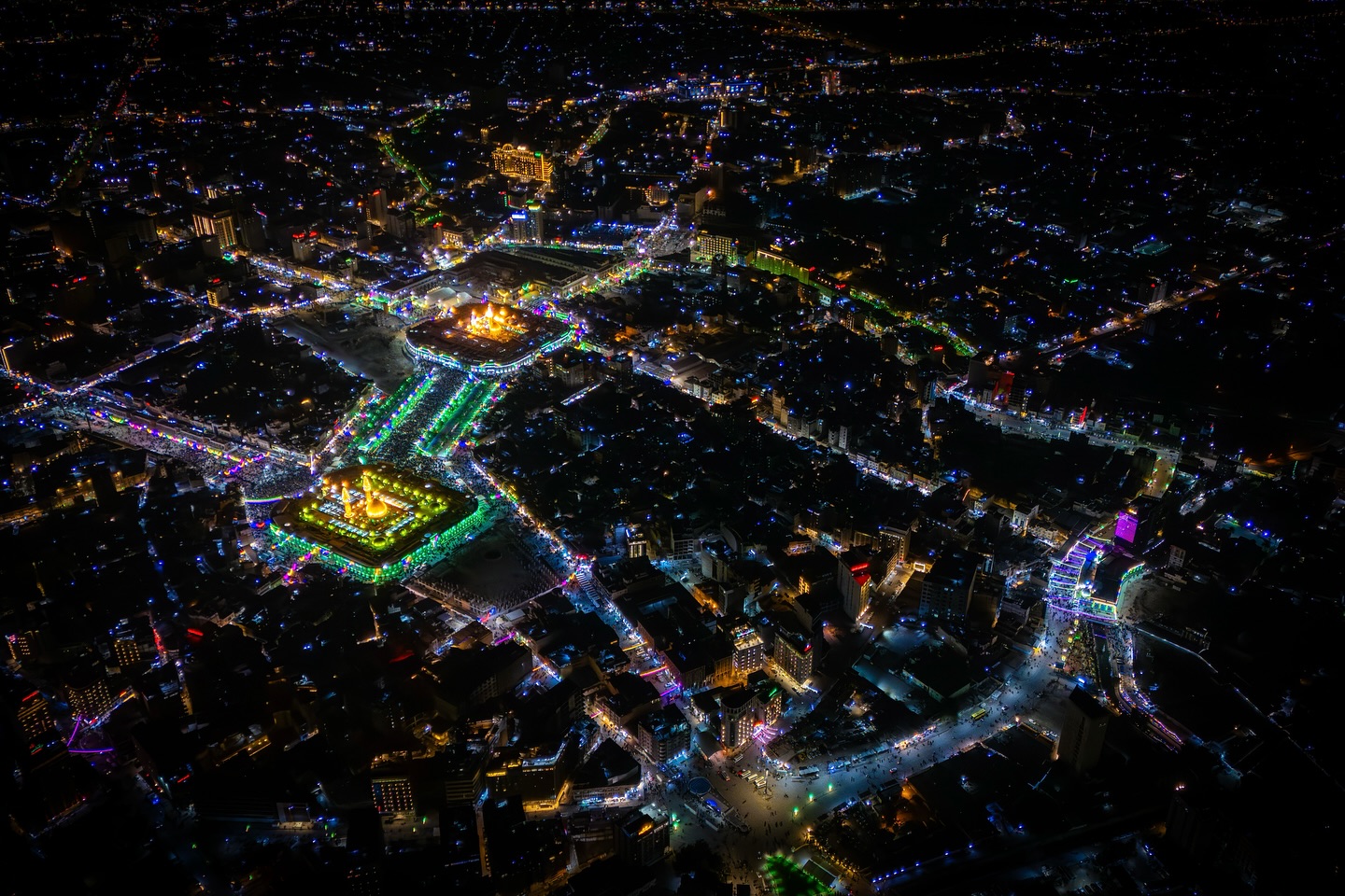 عند المرقدين الشريفين.. شرطي في كربلاء يعيد نصف مليار دينار (صور)