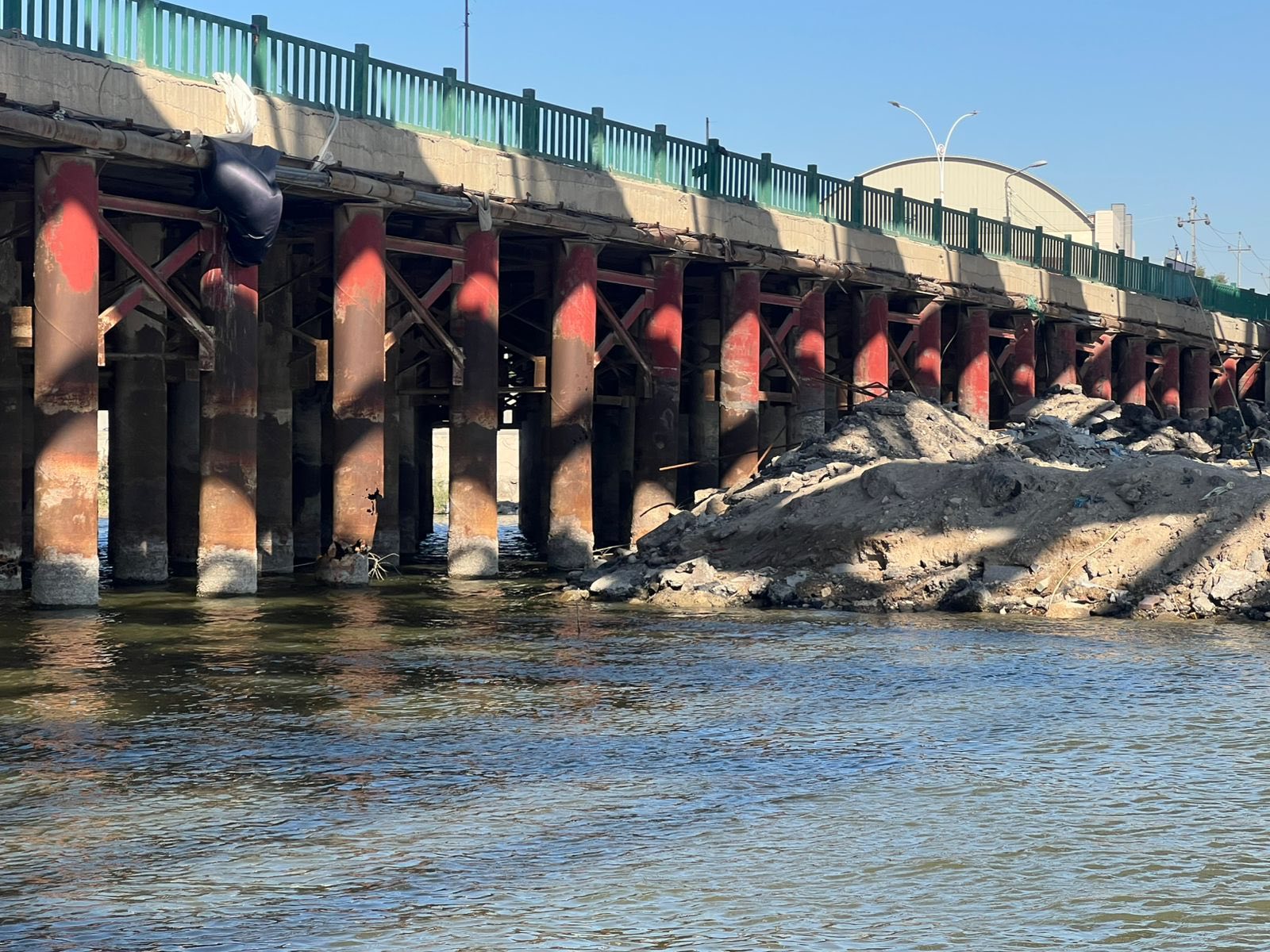 تحذير عاجل في ذي قار: جسر الزيتون بالناصرية مهدد بالانهيار (صور)