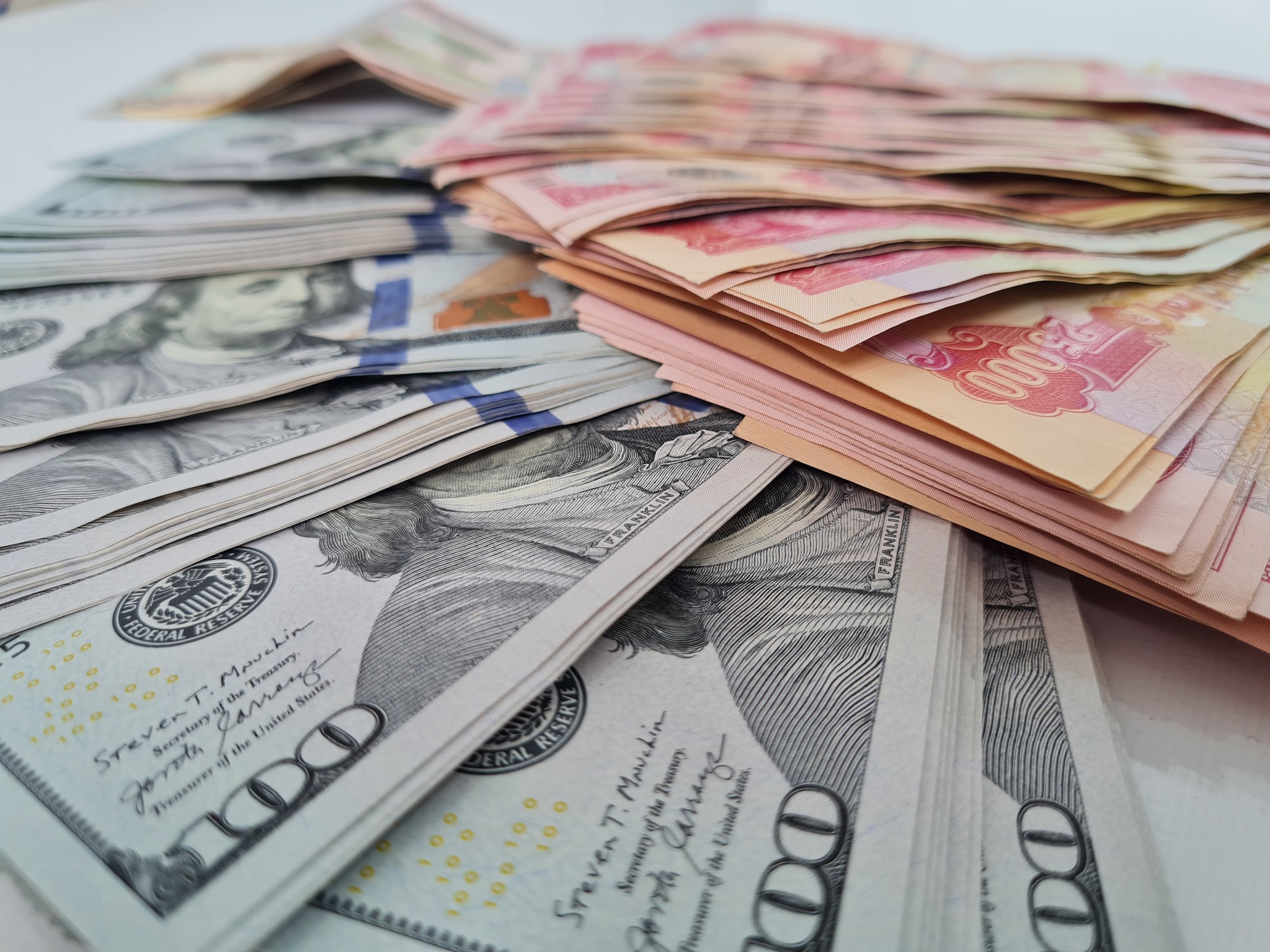 بعد موجة من الصعود.. الدولار يتراجع أمام الدينار العراقي