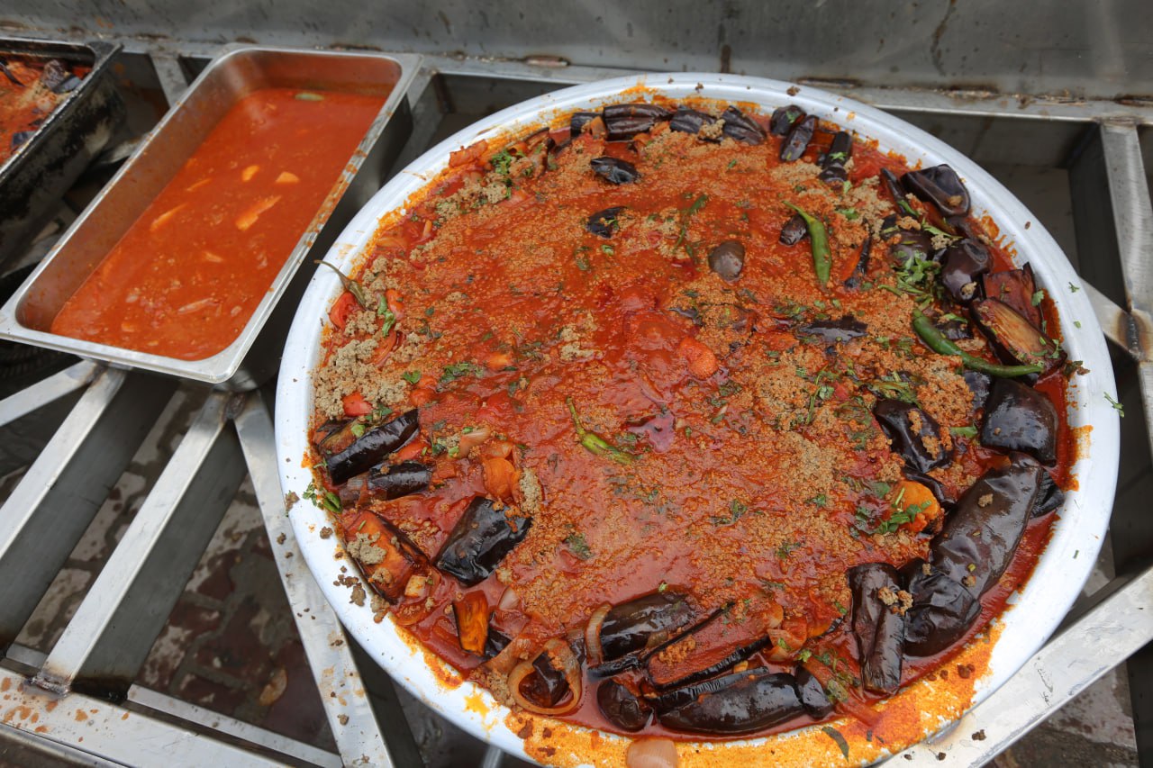 في الكاظمية المقدسة.. بذل سخي وانفاق مليوني وكرم عراقي تقدمه مواكب الخدمة لاطعام الزائرين (صور)