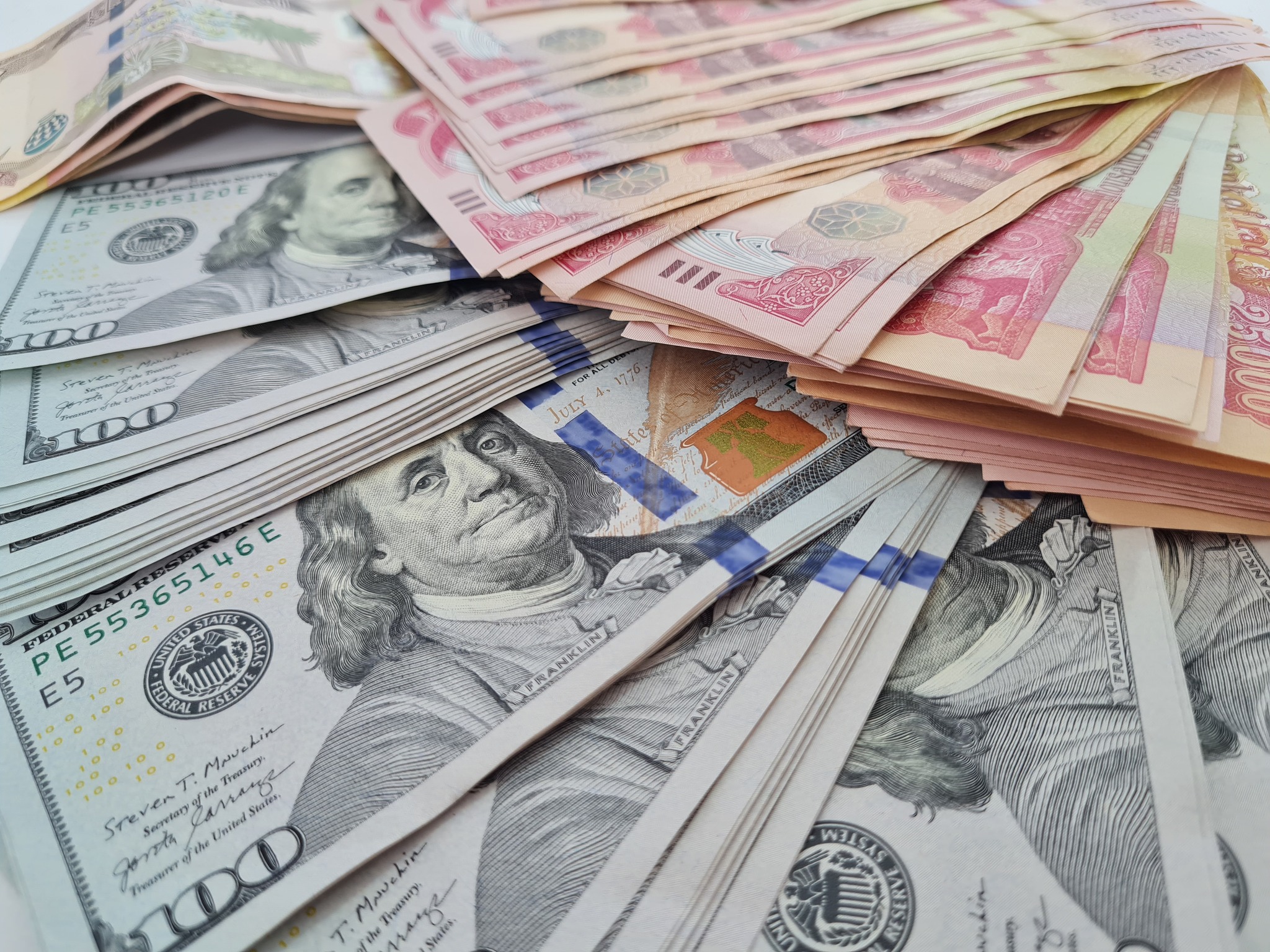 تعرف على أسعار صرف الدولار أمام الدينار العراقي