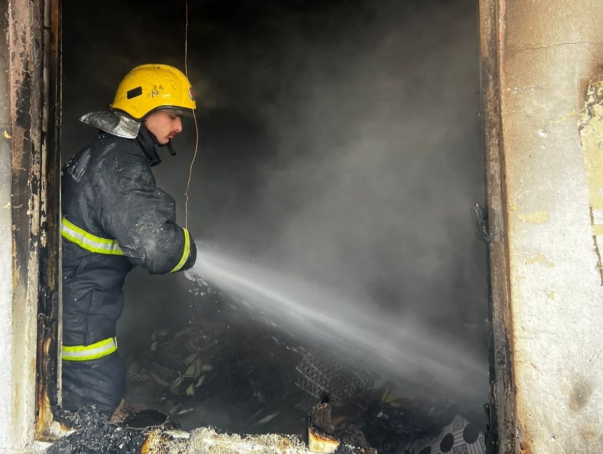 بغداد.. إنقاذ أسر من الاختناق داخل بناية سكنية بالكرادة (فيديو)