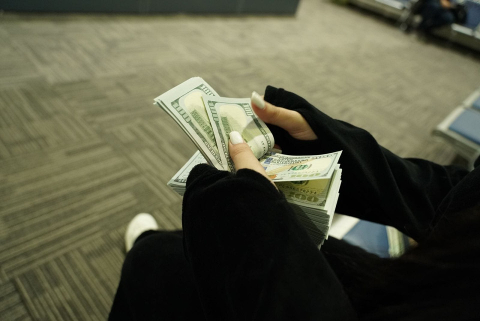 تجاوز الـ(150) ألفاً.. الدولار يواصل ارتفاعه في العراق