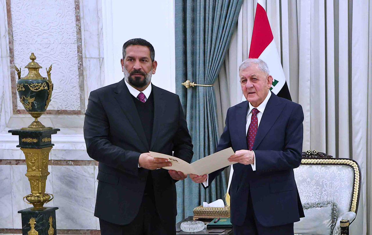 رئيس الجمهورية يسلم علي تركي مرسوم تعيينه محافظا لبابل (فيديو)