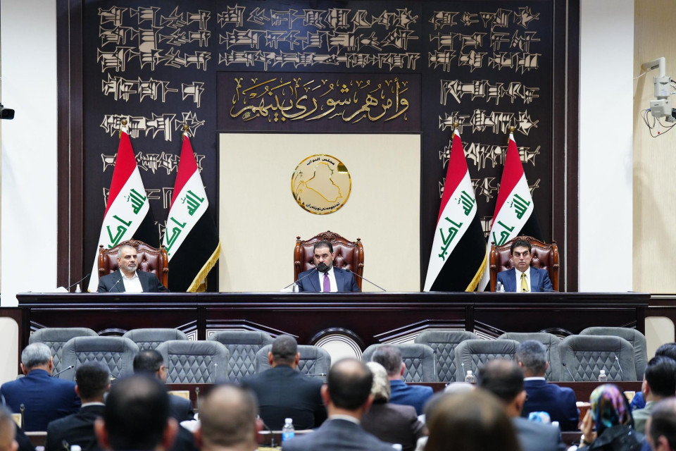 البرلمان يعقد جلسة لدقائق ويرفعها إلى إشعار آخر