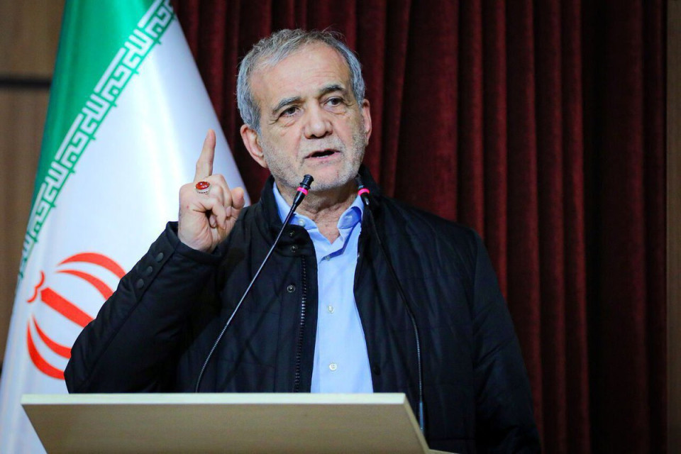 الرئيس الإيراني: لن ننحني أمام الضغوط الدولية والانتصار سيكون لشعبنا المتمسك بالصمود