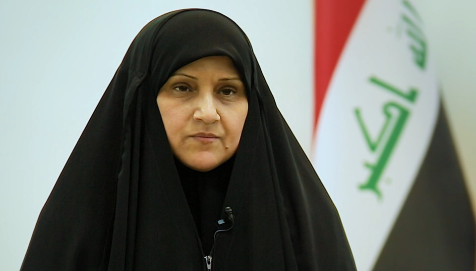 وزيرة سابقة بحكومة السوداني ترفض قرار اضافة اجور 20% على كارتات الموبايل والانترنت