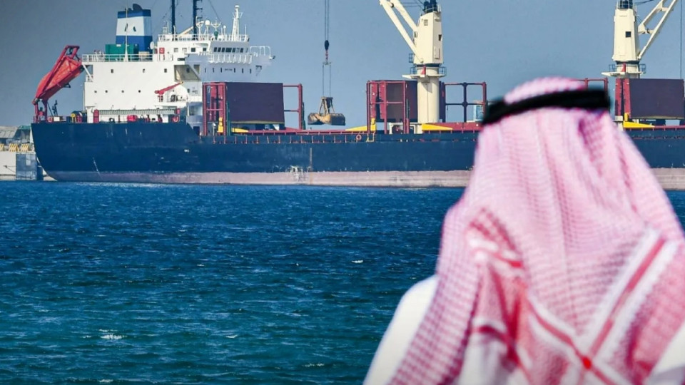 إيقاف عمليات تحميل النفط في ميناء ينبع السعودي